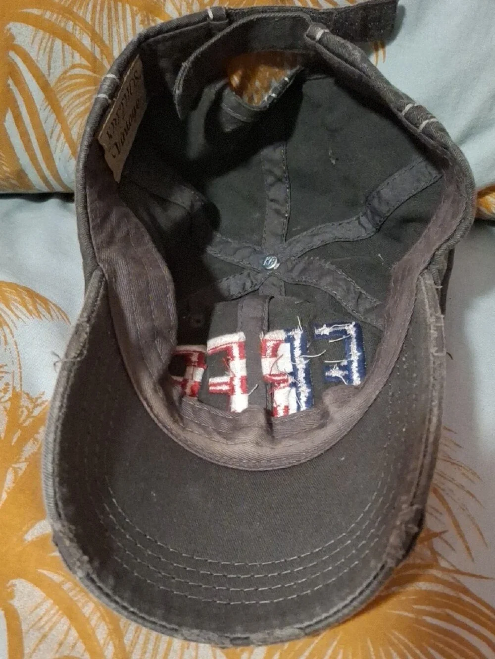 Distressed Gray 'FREE AF' Embroidered Baseball Cap - Gray